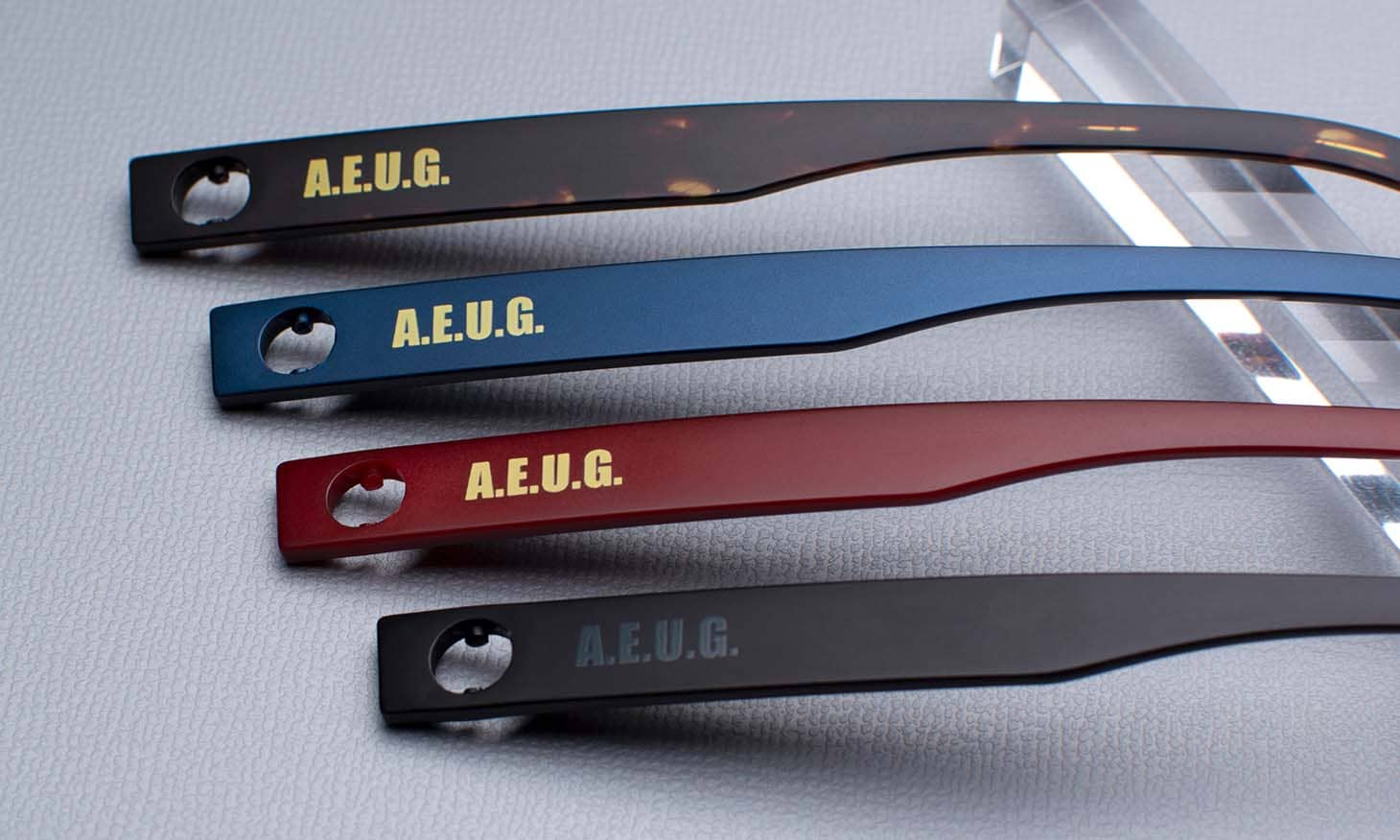 テンプル側面にはA.E.U.G.(エゥーゴ)の文字を印字